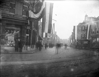 72574 Gezicht in het begin van de Voorstraat te Utrecht, uit het zuidwesten.
